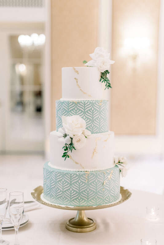 Textured and colorful cakes - 2024 wedding trend