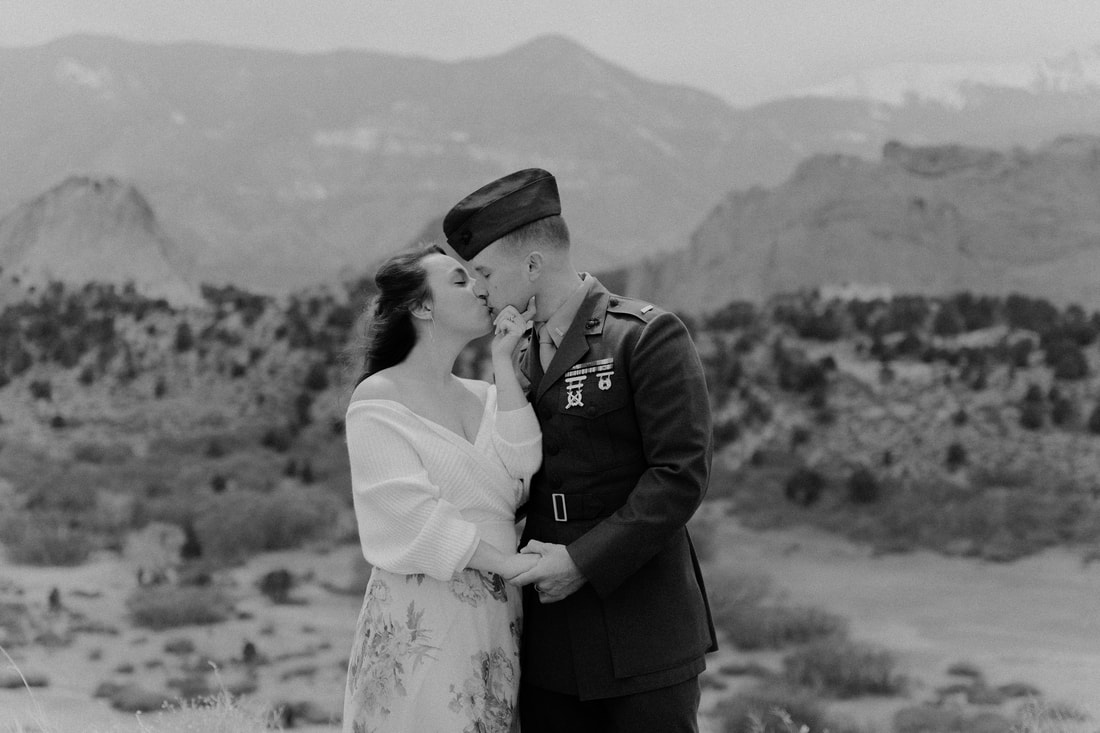 Black and white portrait of a couple kissing at Garden of the Gods