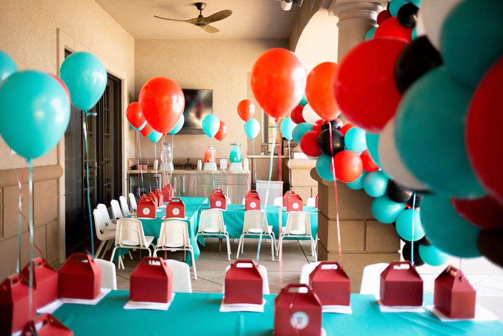 Childs favor boxes and balloons