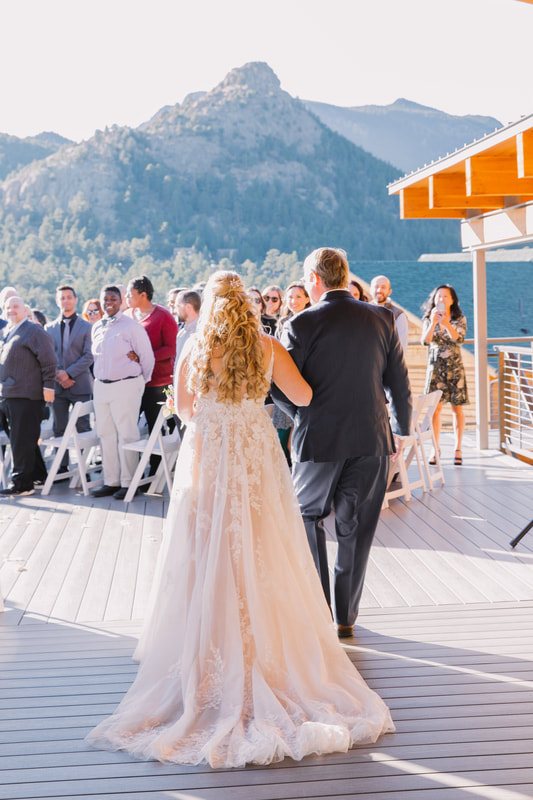 Outdoor wedding ceremony at SkyView at Fall River Village